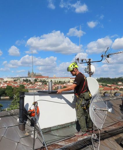 01 výškové práce Praha práce na laně www.pracenalane.cz.JP